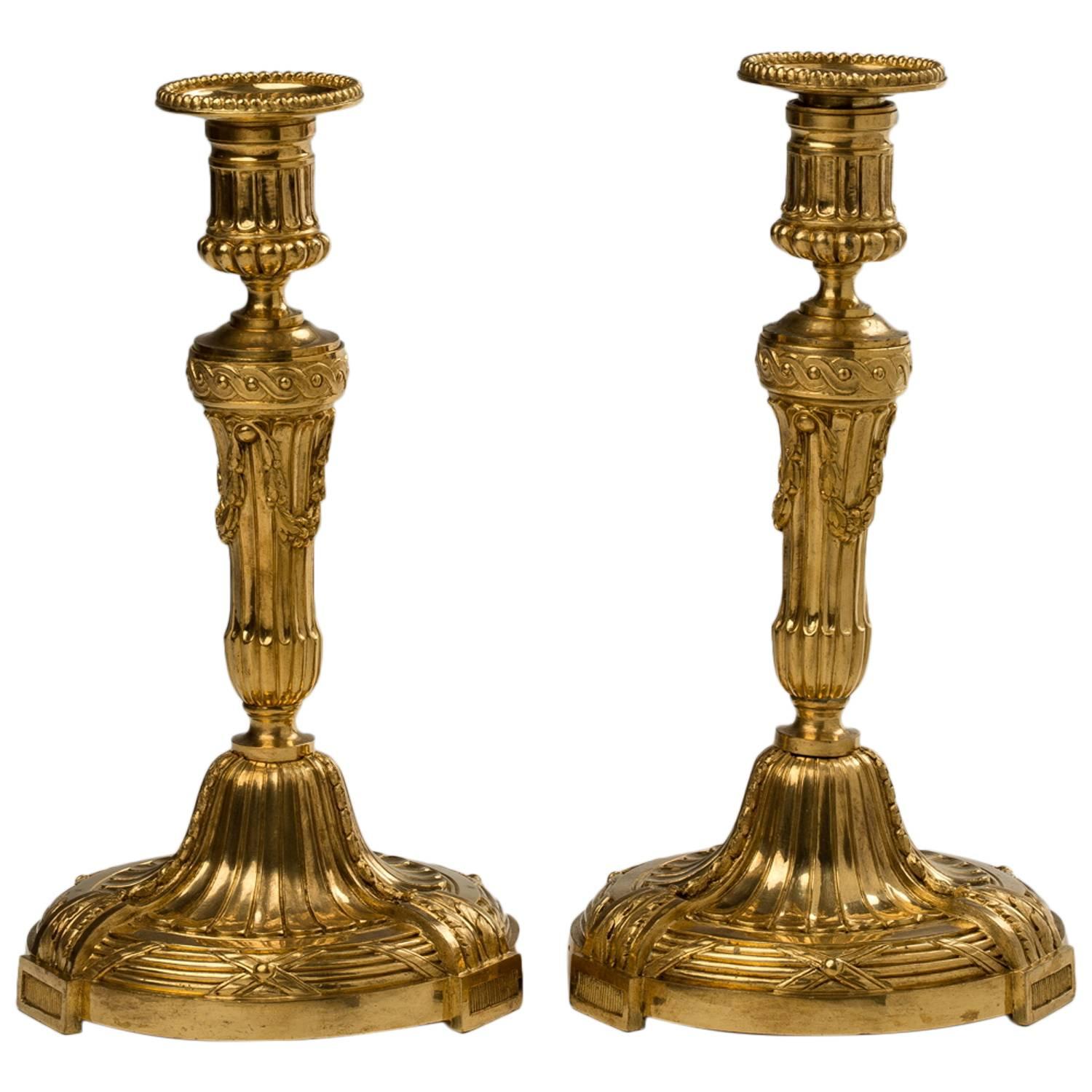 Paire de bougeoirs en bronze doré de style Louis XVI