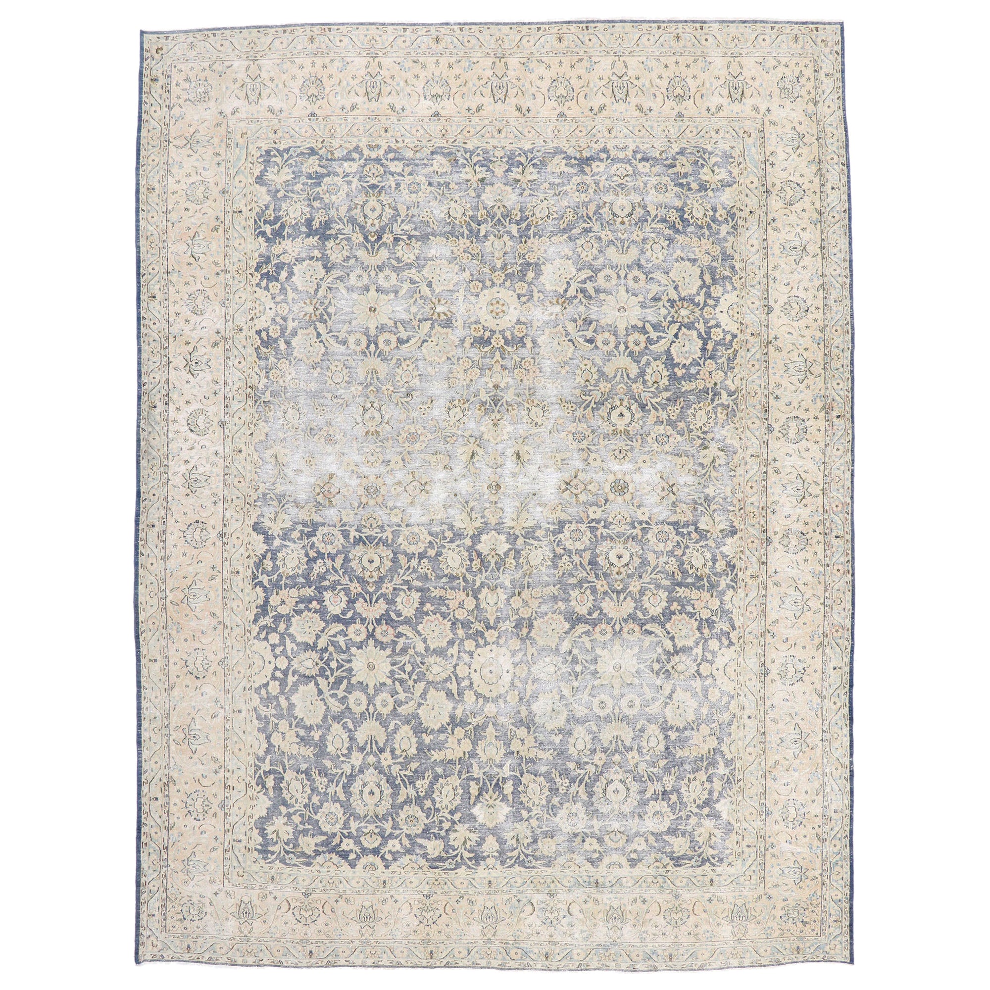 Tapis persan Kerman ancien vieilli avec style rustique de cottage français en vente