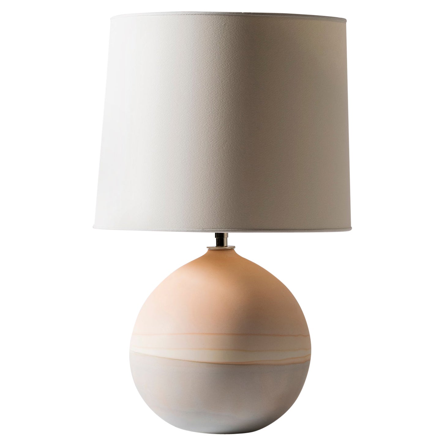 Lampe de bureau ronde contemporaine Saturn de taille moyenne en pêche et sauge d'Elyse Graham