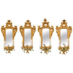 Ensemble de quatre appliques italiennes du 19ème siècle de style Louis XV en bois doré et miroir