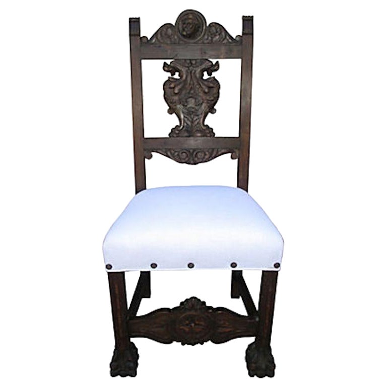 Ancienne chaise anglaise figurative sculptée en noyer et lin blanc 