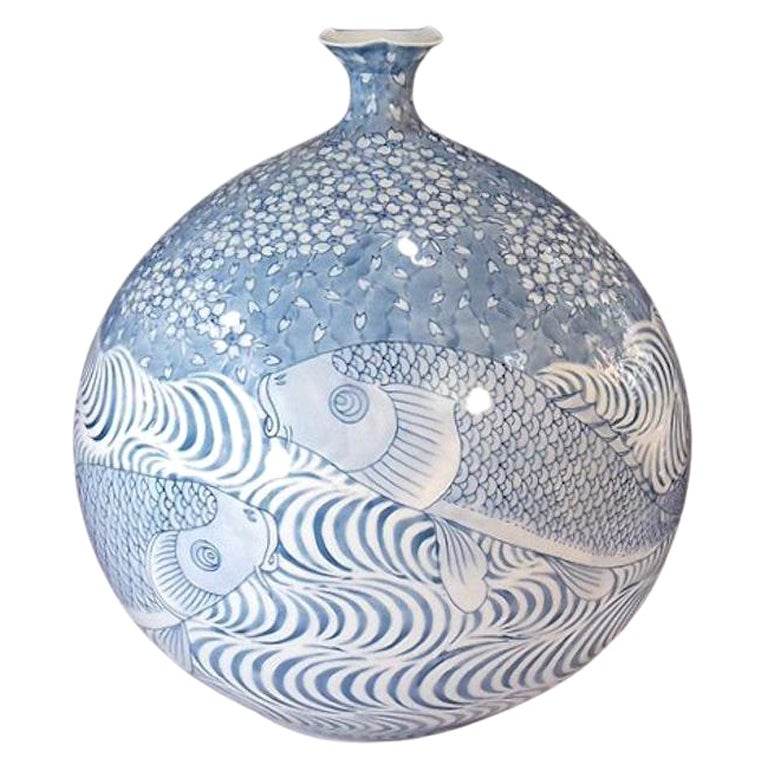 Vase japonais contemporain en porcelaine bleue et blanche par un maître artiste en vente