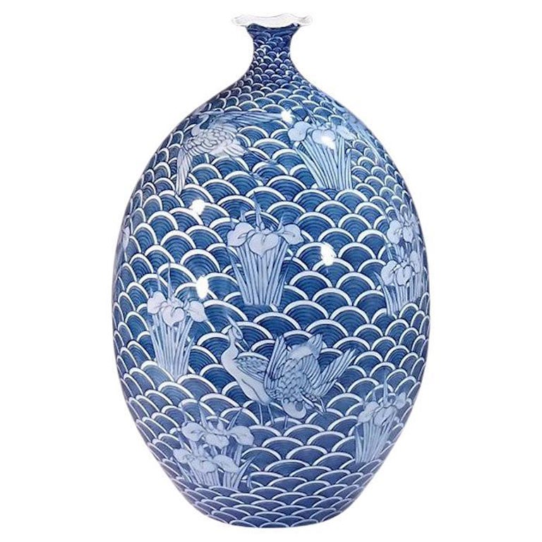 Vase en porcelaine décorative bleue japonaise contemporain par un maître artiste