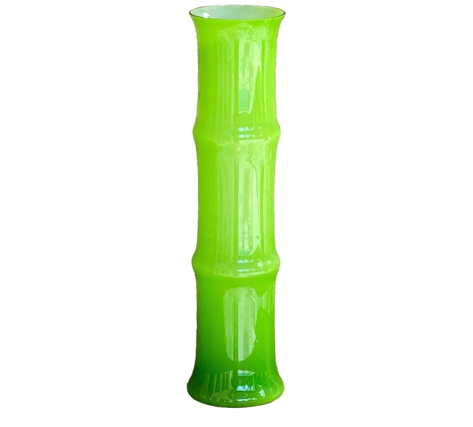 Vaso in opalina bianca, colore verde, Italia, 1970