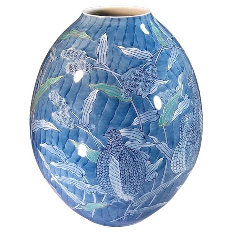 Vase en porcelaine japonaise contemporaine bleu et blanc par un maître artiste en vente