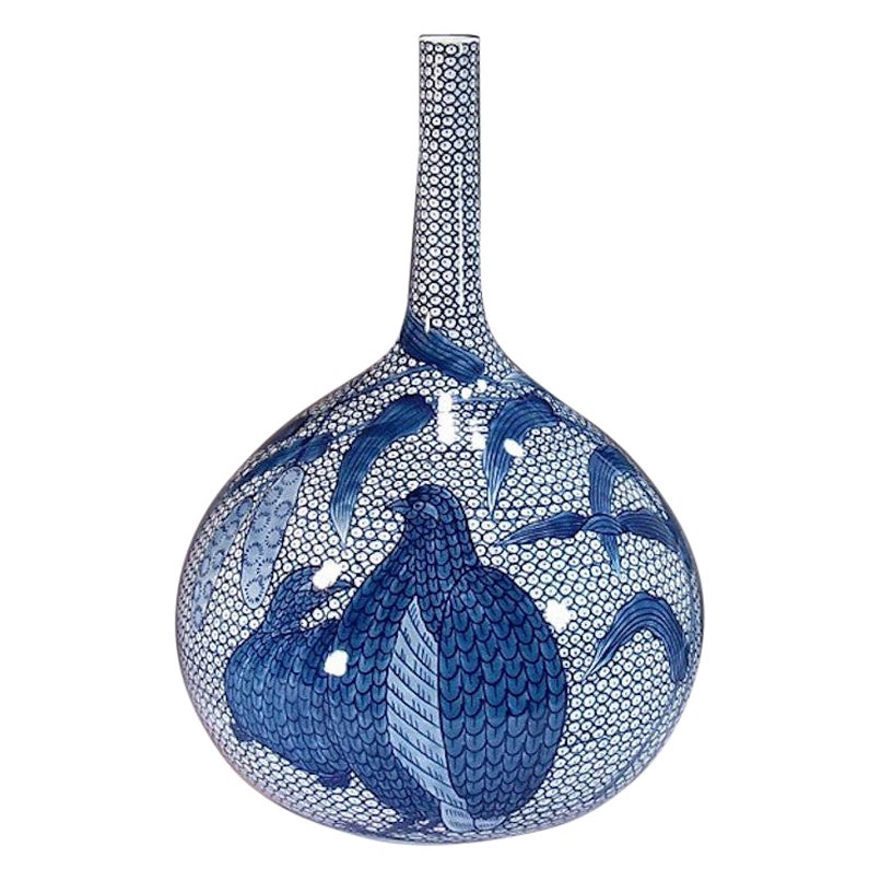 Zeitgenössische japanische Vase aus blau-weißem Porzellan von Meisterkünstler im Angebot