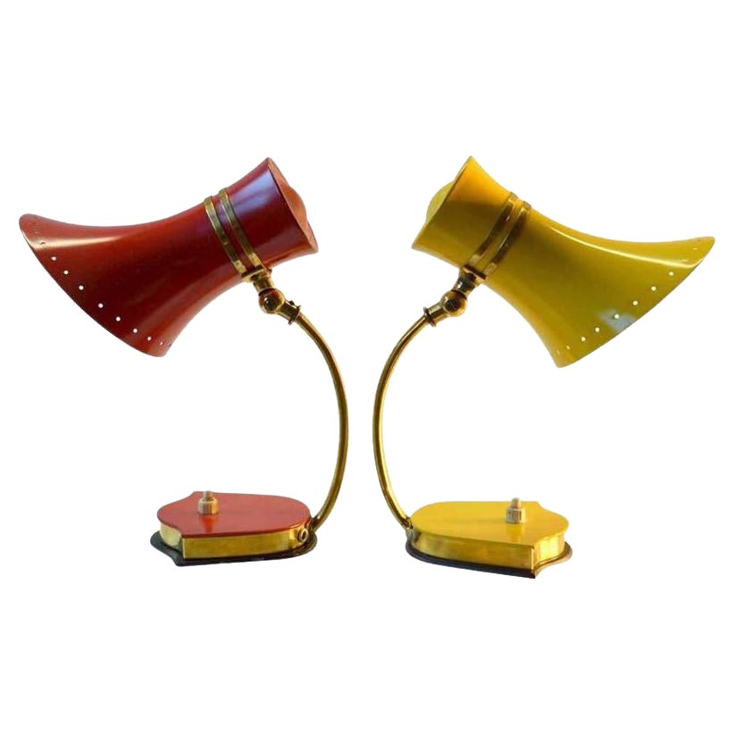 Paire de lampes de bureau italiennes Stilnovo rouge, jaune et laiton des années 1960 en vente