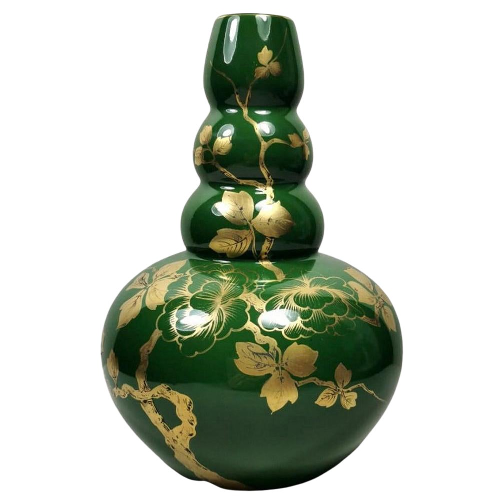 Vase Art Decoratif en terre cuite émaillée verte avec décorations en or pur, France