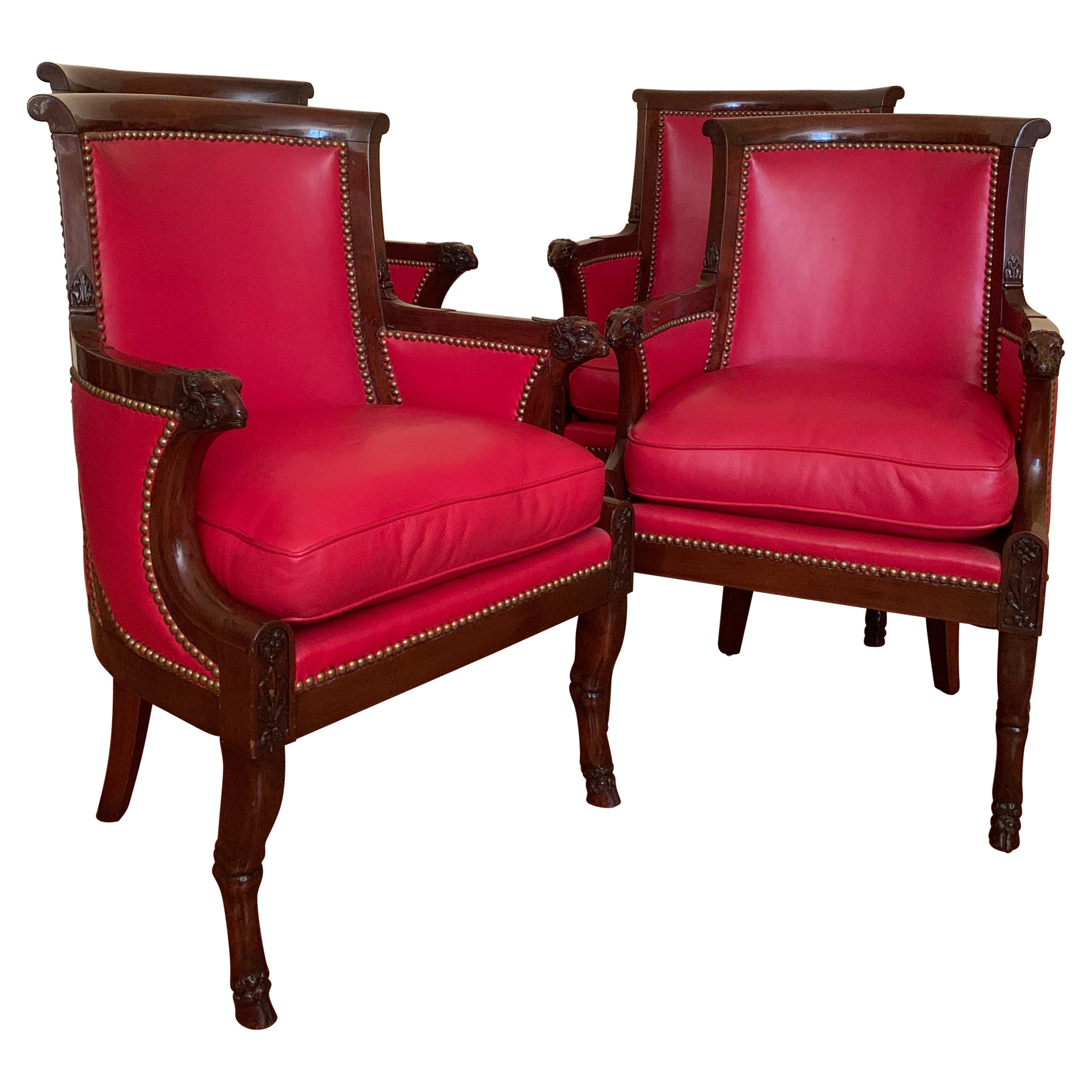 Rare ensemble de quatre fauteuils Bergères en acajou sculpté à tête de bélier de style Empire en vente