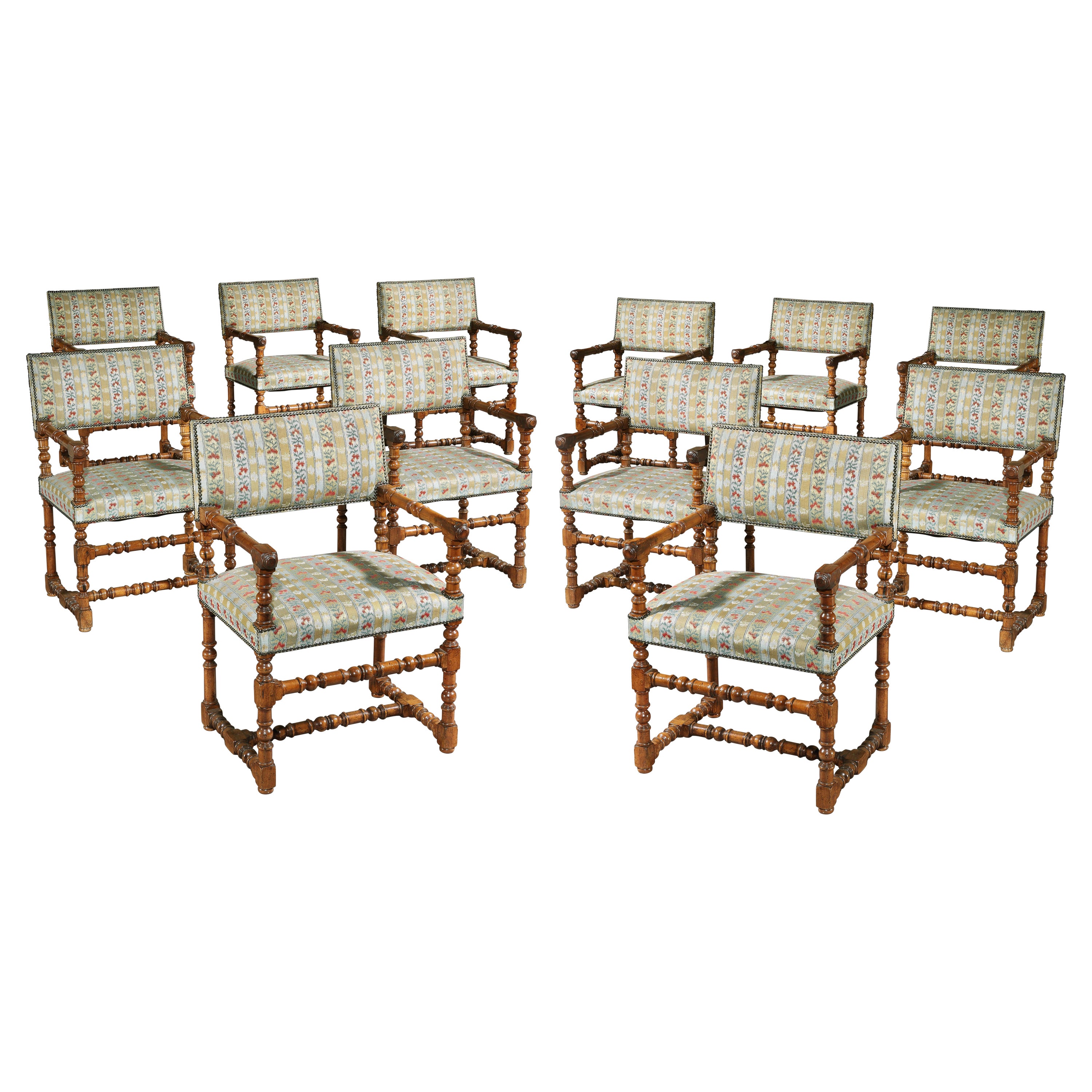 Douze ensembles de chaises et fauteuils de salle à manger de style Renaissance rembourrés en bois fruitier ouvert
