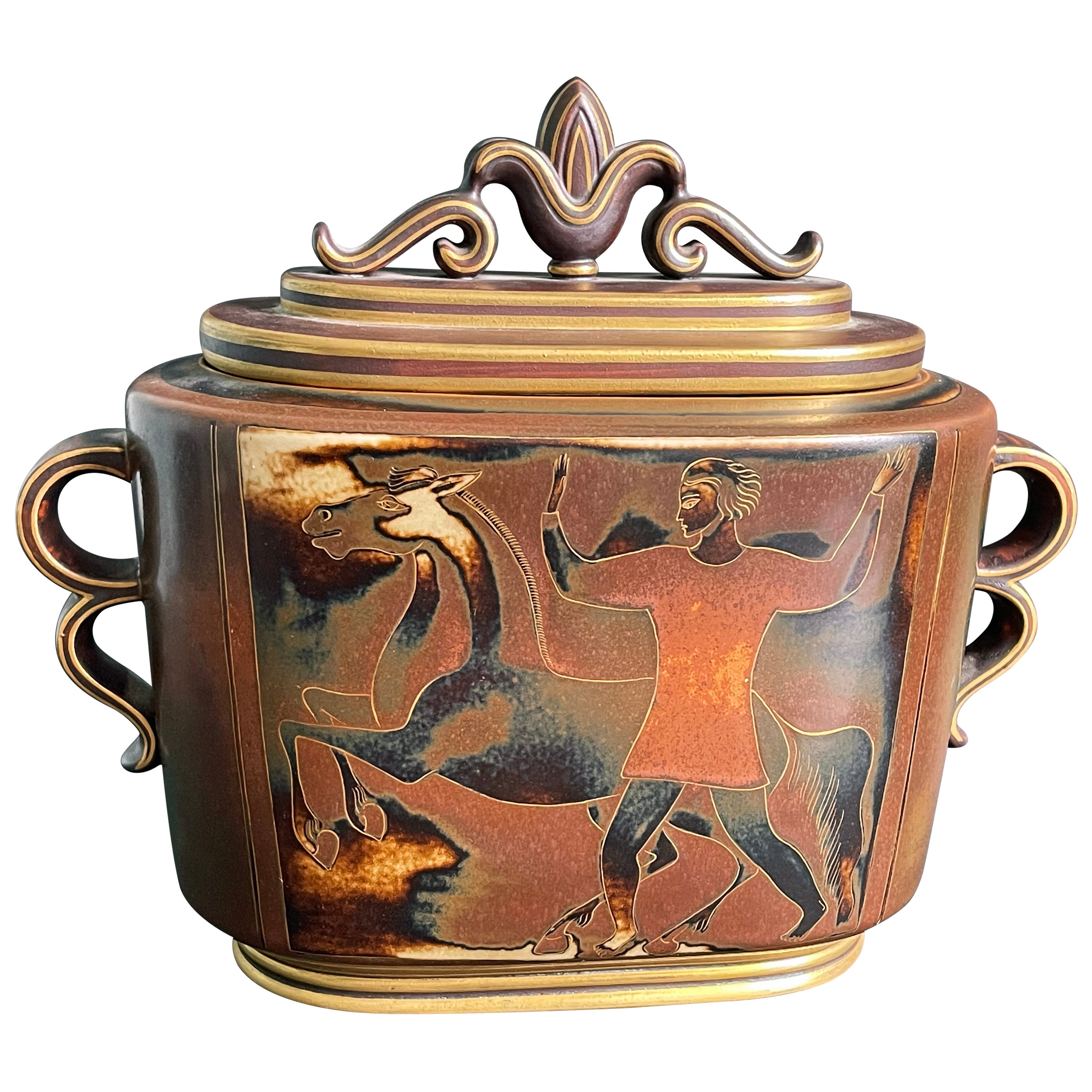« Homme, femme et chevaux », saisissante urne recouverte d'Art déco par Nylund pour Rorstrand