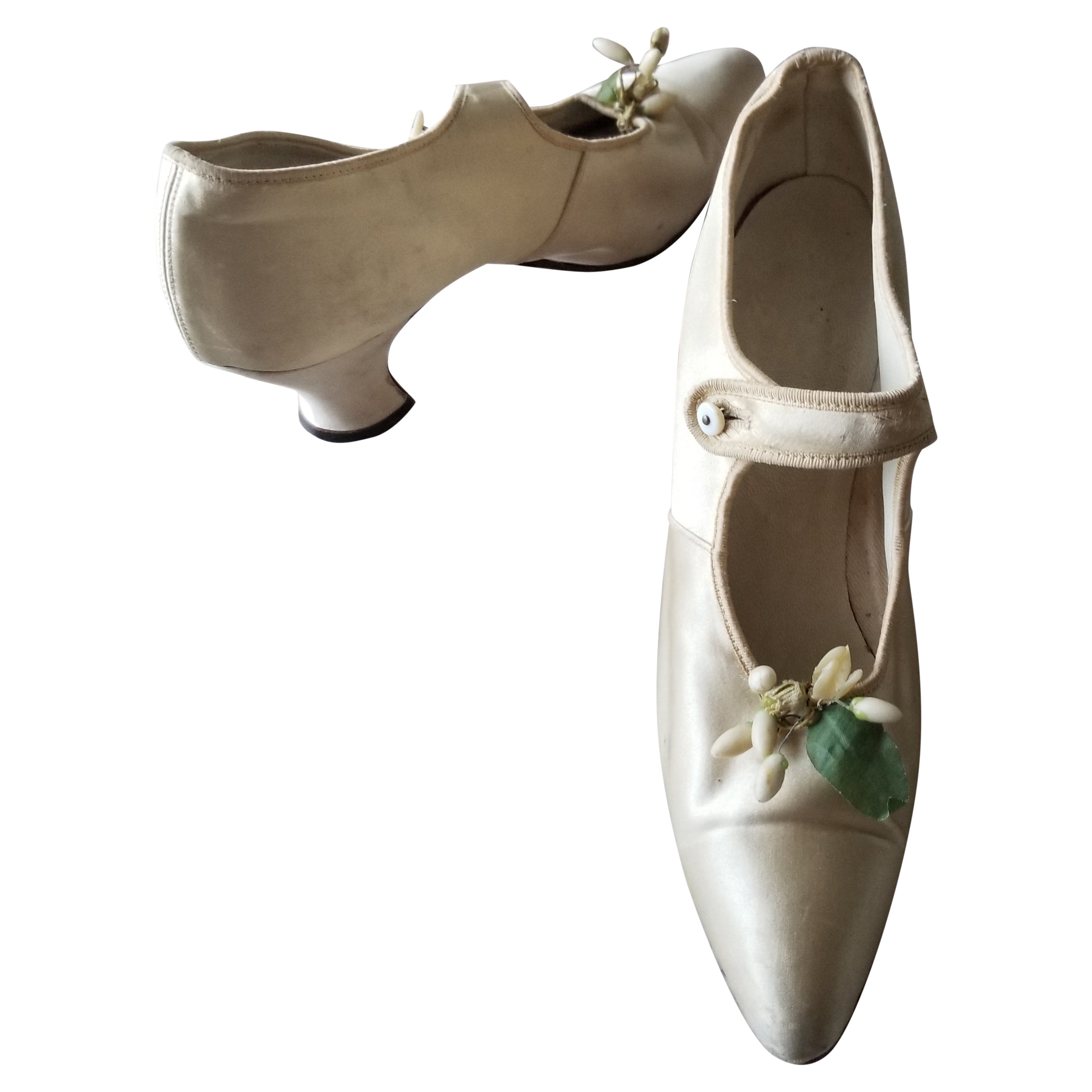 Antique French Victorian Bride Silk Wedding Shoes  In Fair Condition For Sale In Chula Vista, CA