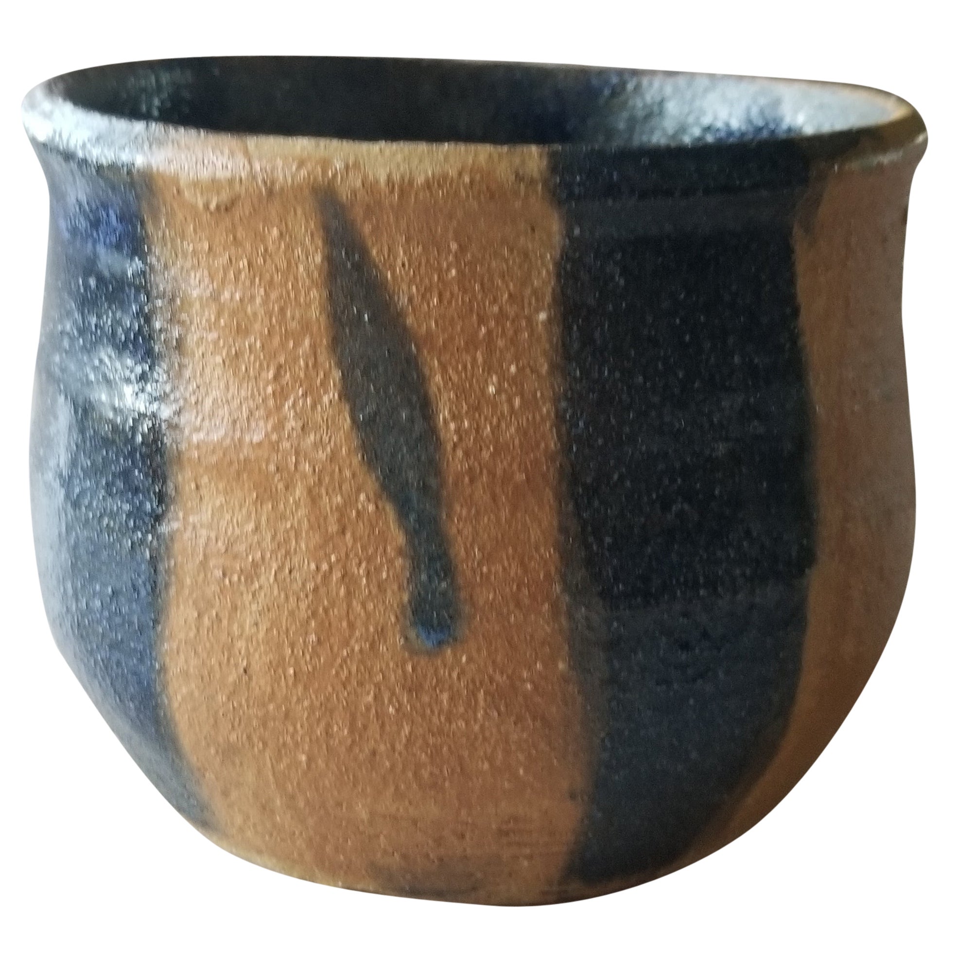AMBIANIC offers
Calif modern ceramic art stone pottery terracotta & glazed navy blue signed by maker.
Luscious glazed blue interior. Blue swishes exterior.
Artist signed, Alicia 1982.
Measures: 4 inches tall x 4.5 inches diameter
Original preowned