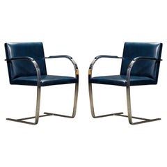 Fauteuils " Brno " bleus de Mies van der Rohe:: Knoll International:: 1970 Signé