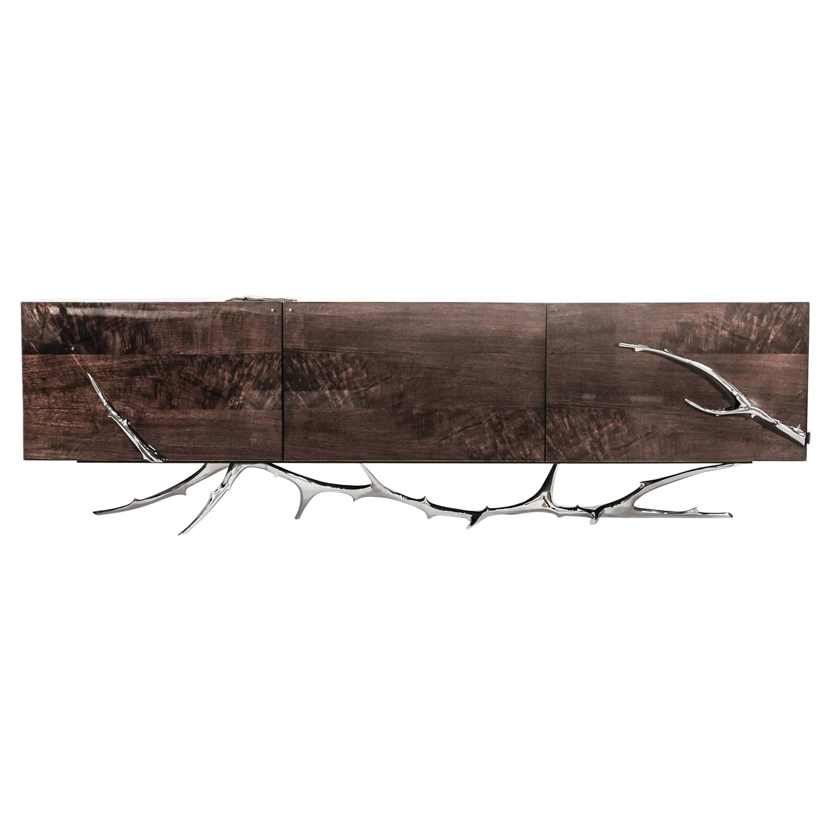 Anrichte Meta aus Nussbaumholz:  Walnussholz geschnitzt von Zweigen aus polierter Bronze im Angebot