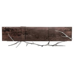 Anrichte Meta aus Nussbaumholz:  Walnussholz geschnitzt von Zweigen aus polierter Bronze