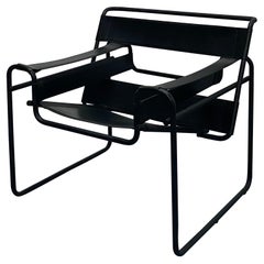 Marcel Breuer Design-Stuhl „Wassily“ aus schwarzem Leder und mattem schwarzem Rahmen