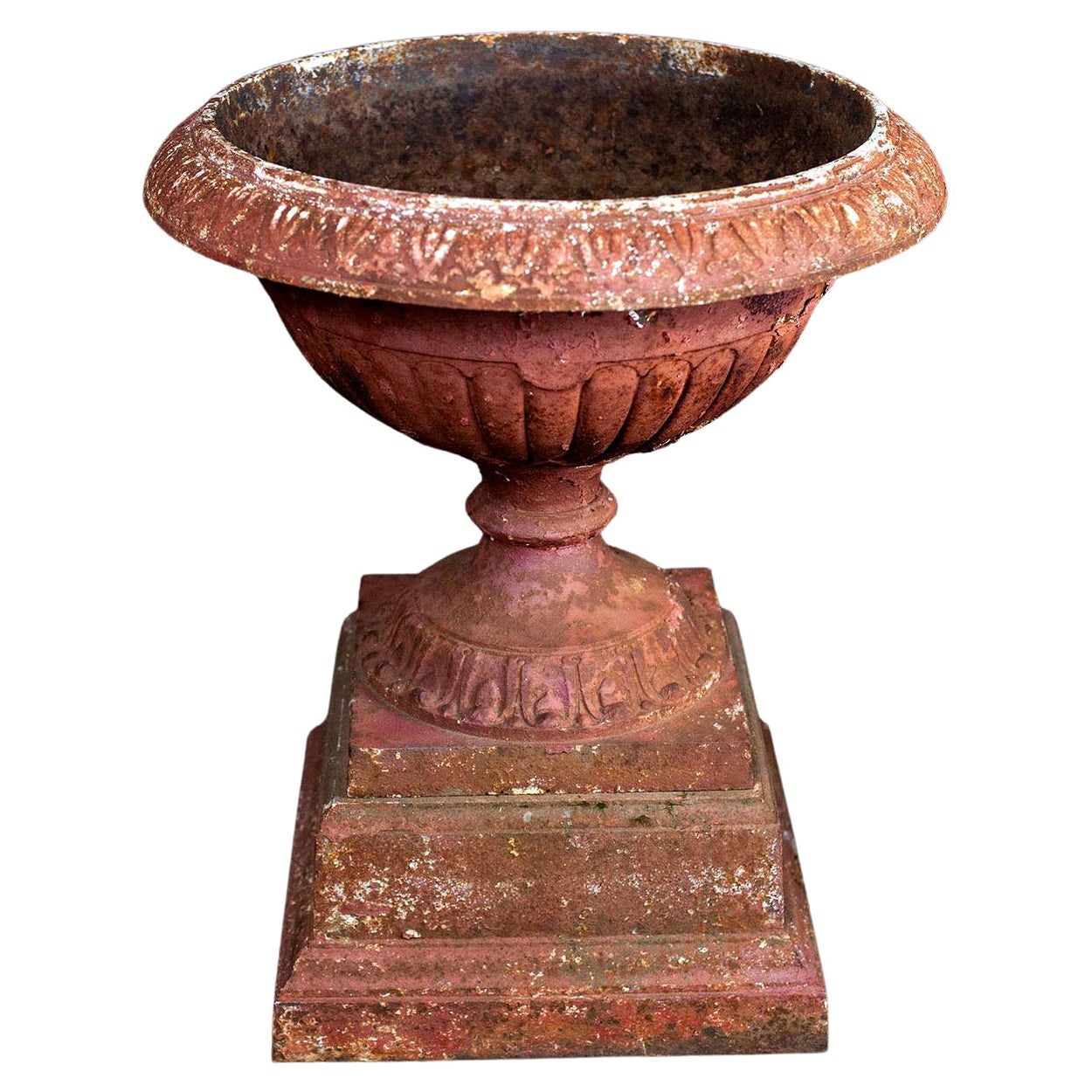 Paire d'urnes en fer anciennement vintage sur socles