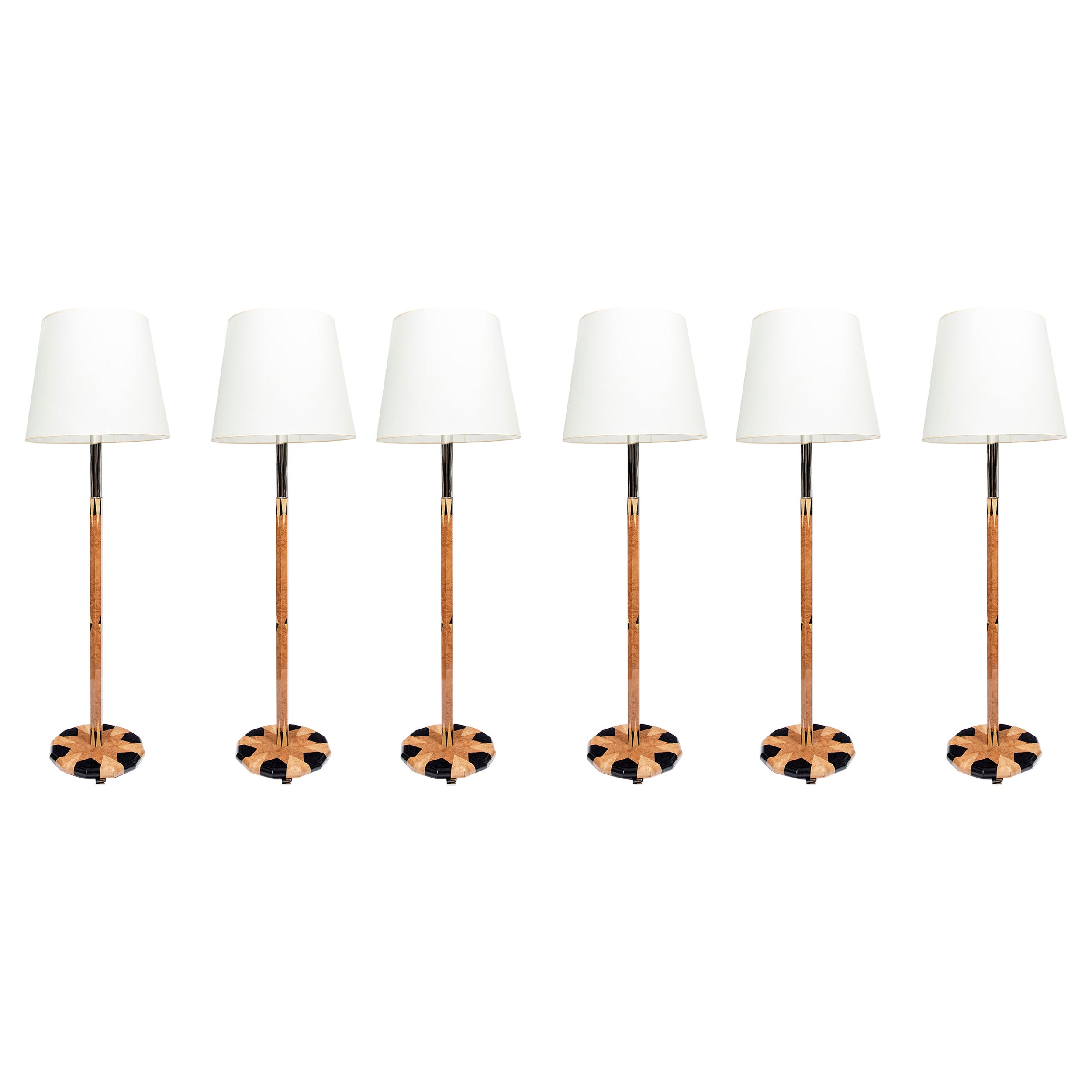 Satz von sechs Stehlampen aus Holz mit Intarsien und Chrommetall, Frankreich. im Angebot