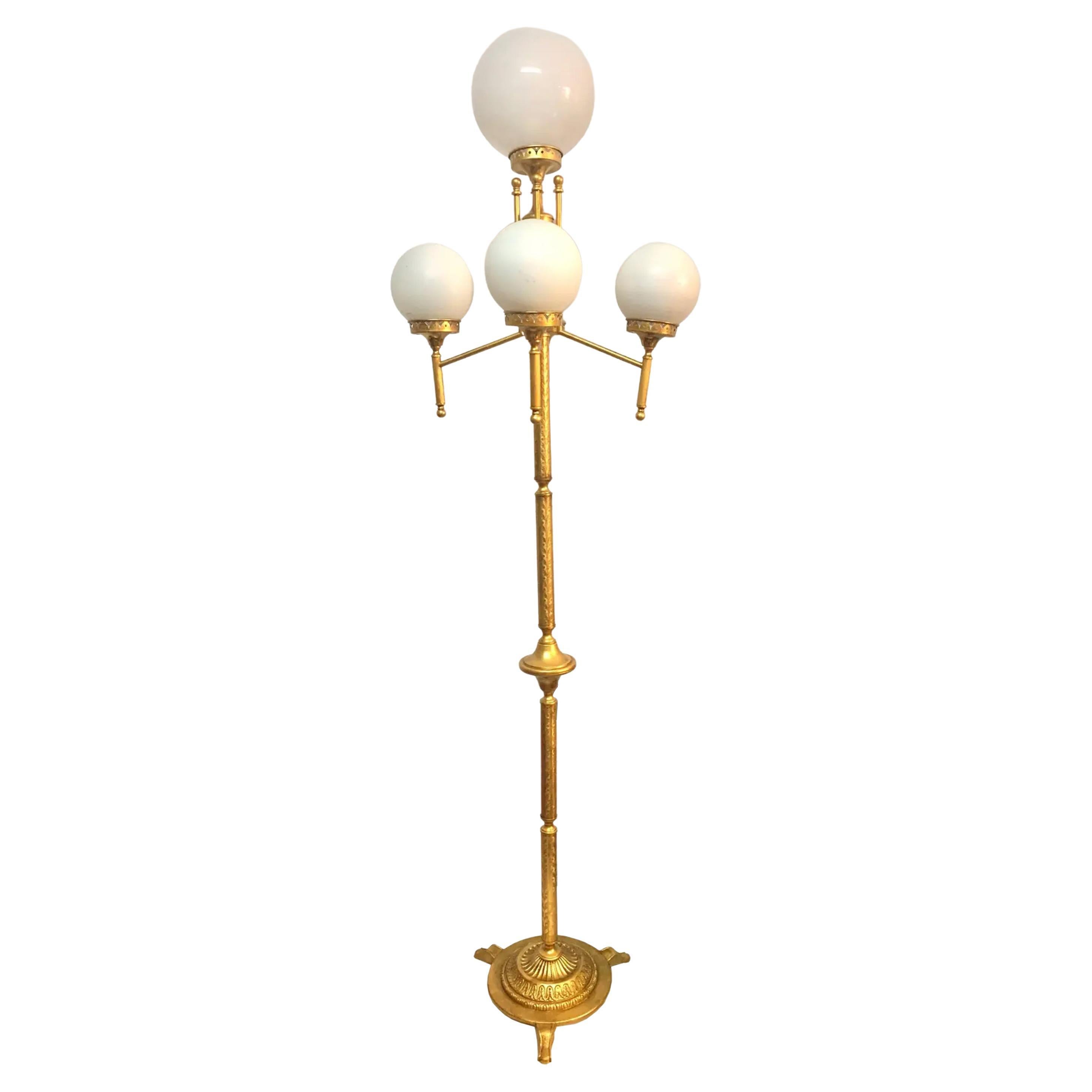 Art Deco Stehlampe   Weiße Opalhandschuhe Frankreich, 20. Jahrhundert im Angebot