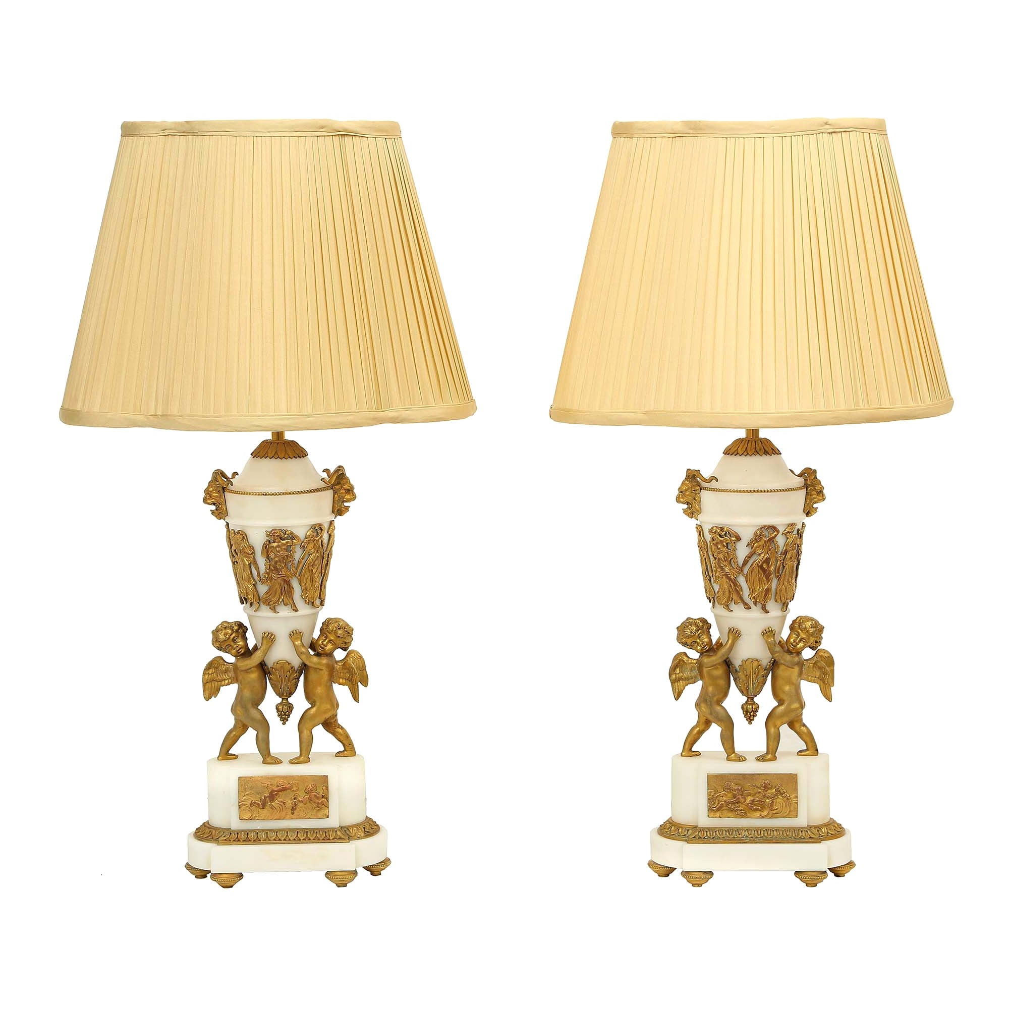 Paire d'urnes de style Louis XVI françaises du milieu du XIXe siècle montées sur des lampes