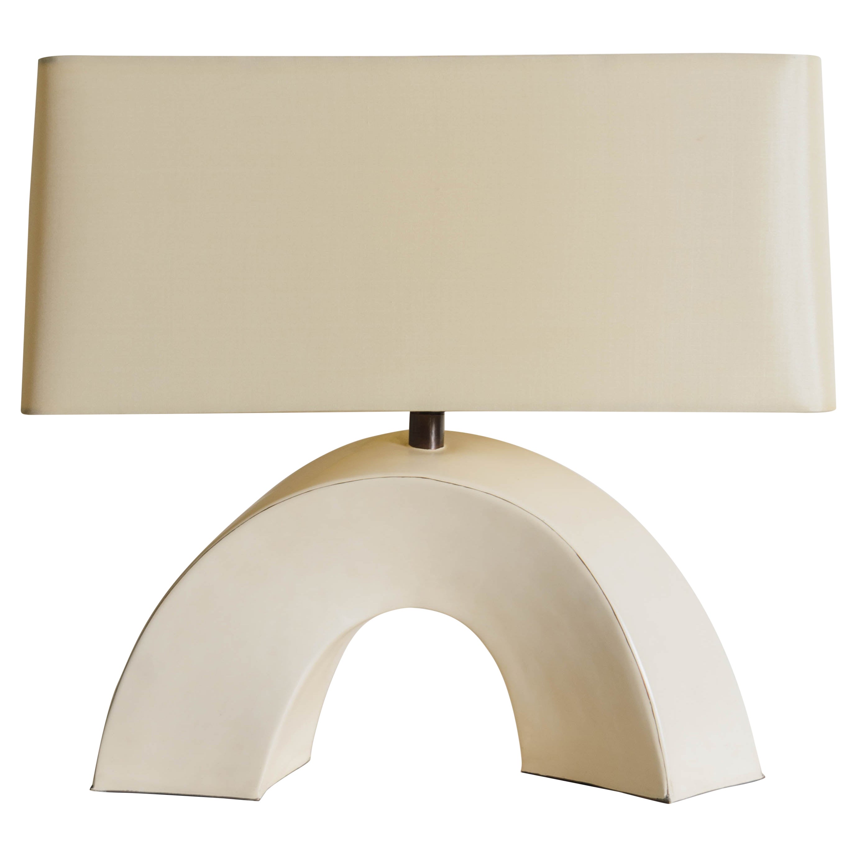 Lampe de bureau contemporaine en forme d'arc torsadé en laque crème de Robert Kuo