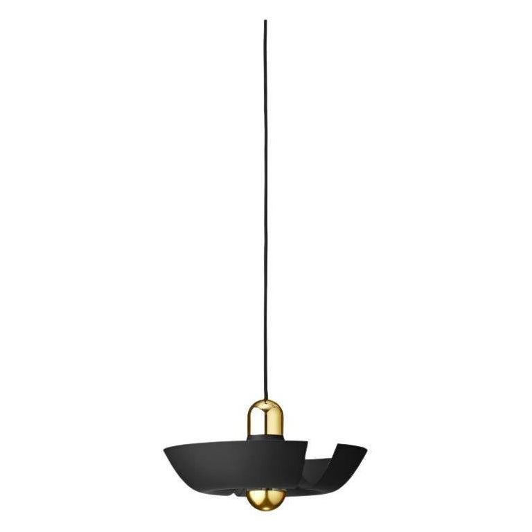 Petite lampe suspendue contemporaine noire et dorée en vente