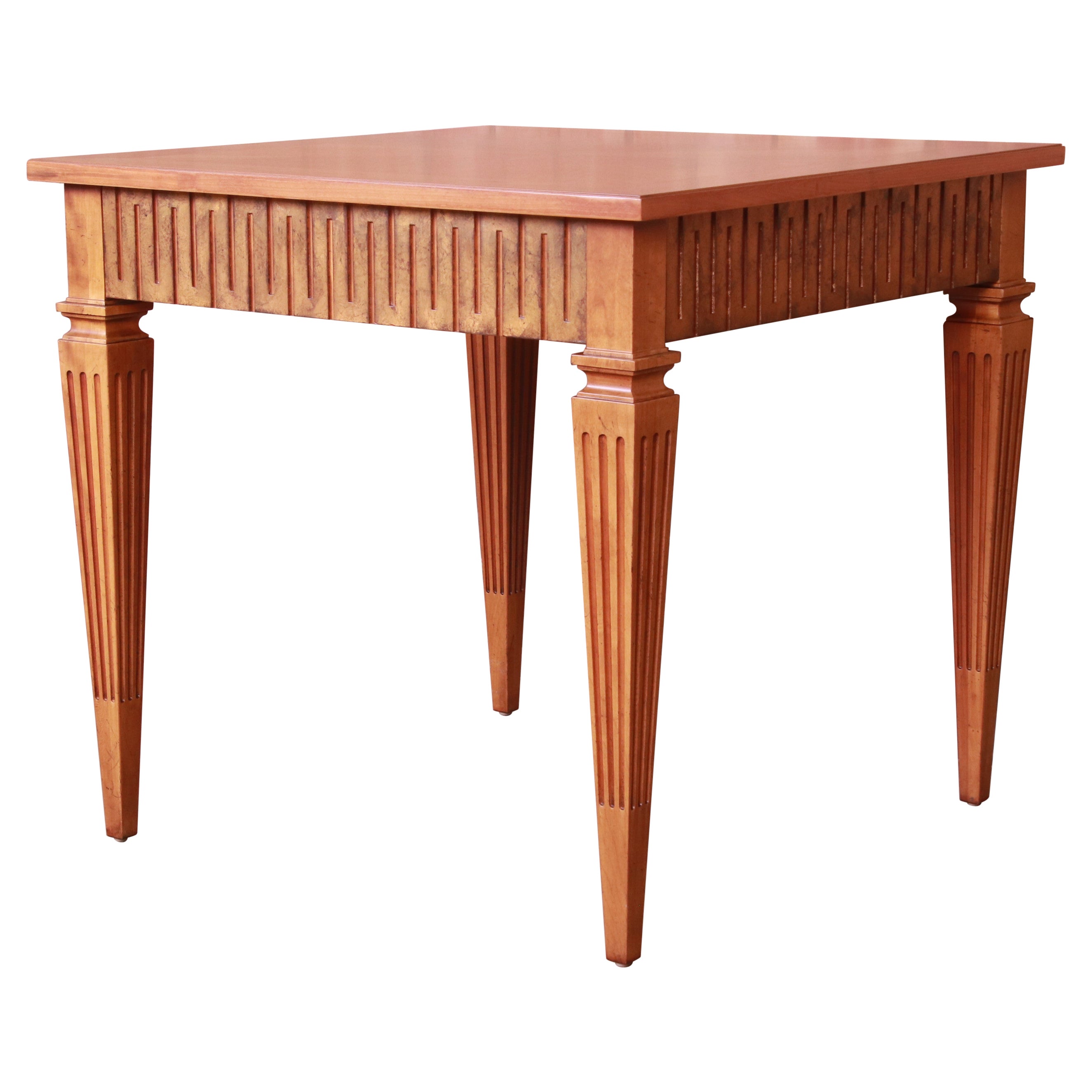 Table à thé de style Régence française Louis XVI en bois de cerisier et partiellement doré, Baker Furniture