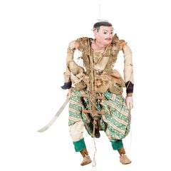 Marionette birmane ancienne représentant un soldat tenant un sabre, avec des accents dorés