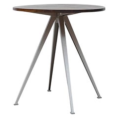 Petite table pyramidale ronde Wim Rietveld en chêne fumé avec pieds gris par Hay