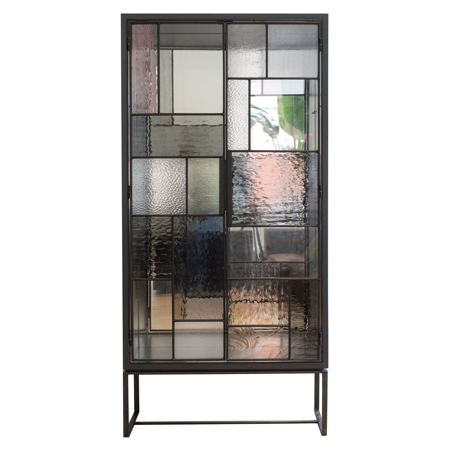 Vitrina moderna industrial de 2 puertas con marco de metal negro by Ercole Home en venta