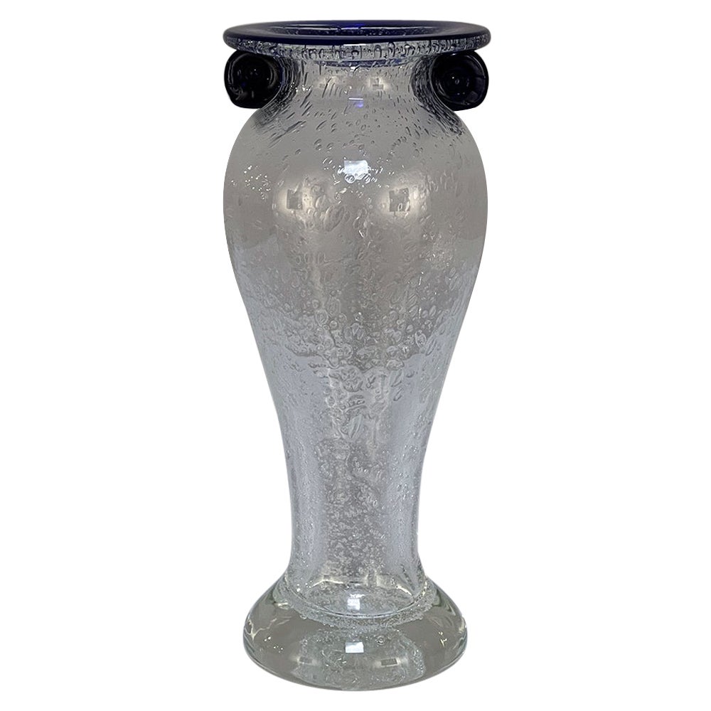 Vase à fleurs en verre soufflé à la main du milieu du siècle dernier