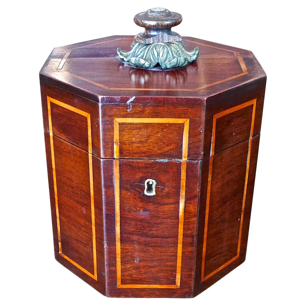 English XVIII Octagonal Mahogany Tea Caddy with Satinwood Inlay and Brass Knob For Sale