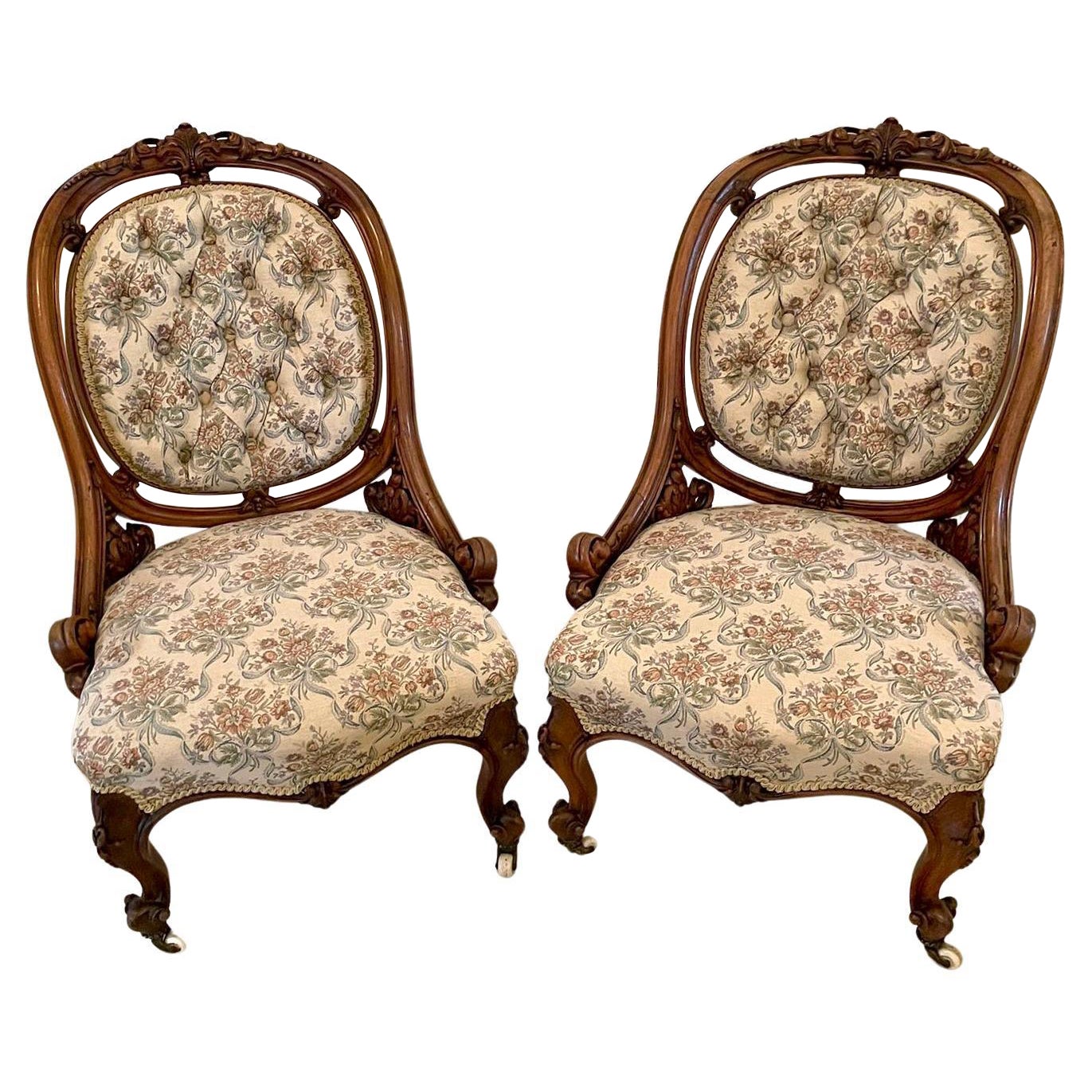 Antikes viktorianisches Paar geschnitzter Stühle aus Nussbaumholz von herausragender Qualität