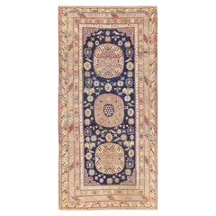 Antiker Khotan-Teppich aus Ostturkestan. 5 ft 5 in x 11 ft