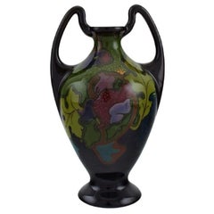 Regina, Hollande, Vase Art nouveau ancien avec fleurs et feuillage peints à la main