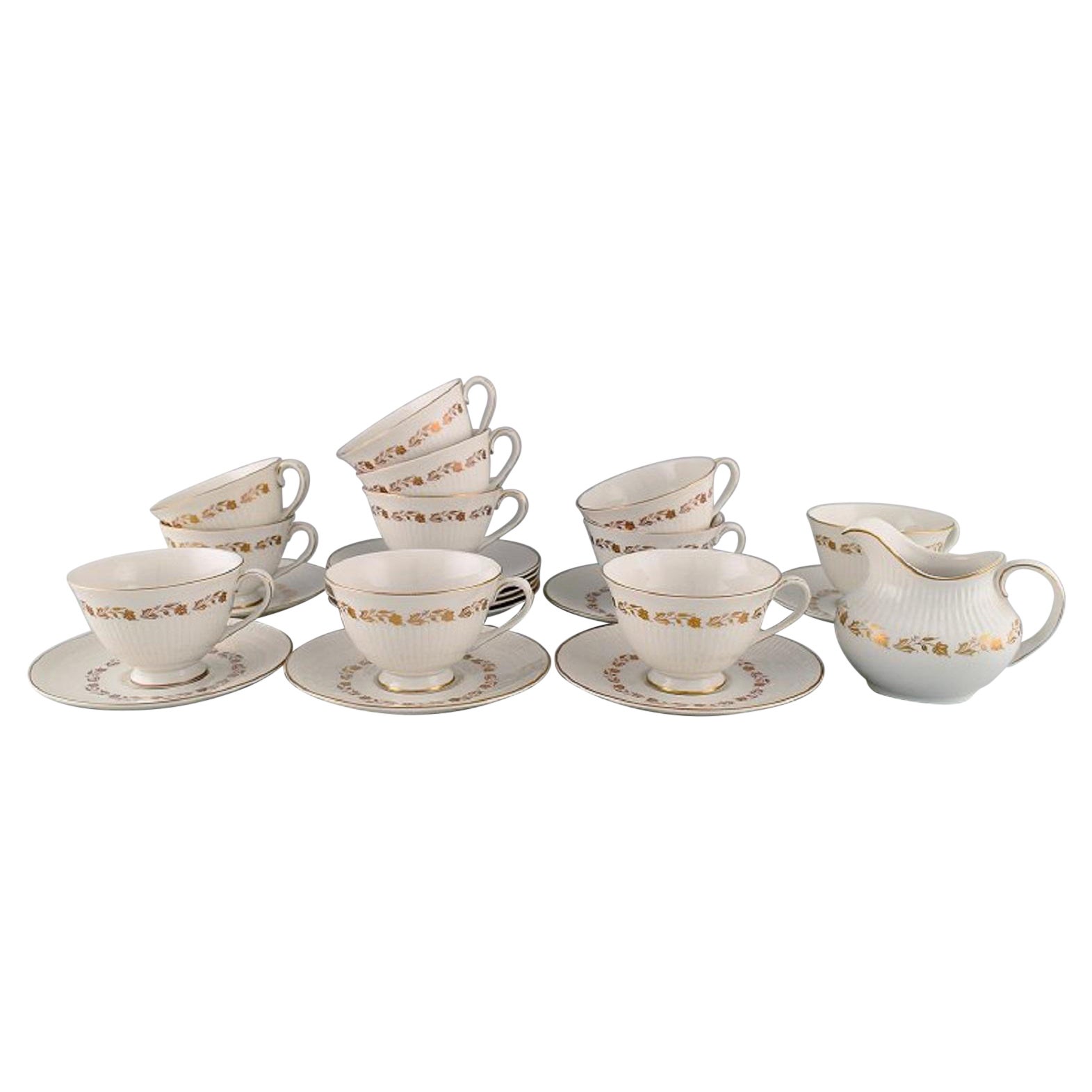 Royal Doulton, Angleterre, Douze tasses à thé Fairfax avec soucoupes et un pot à crème