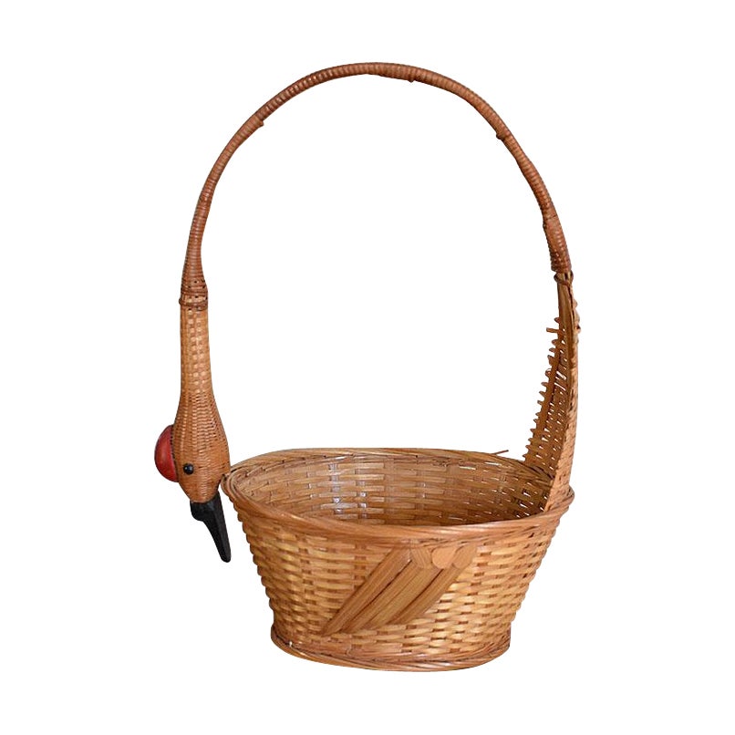 Cesta de mimbre tejida con motivos de patos
