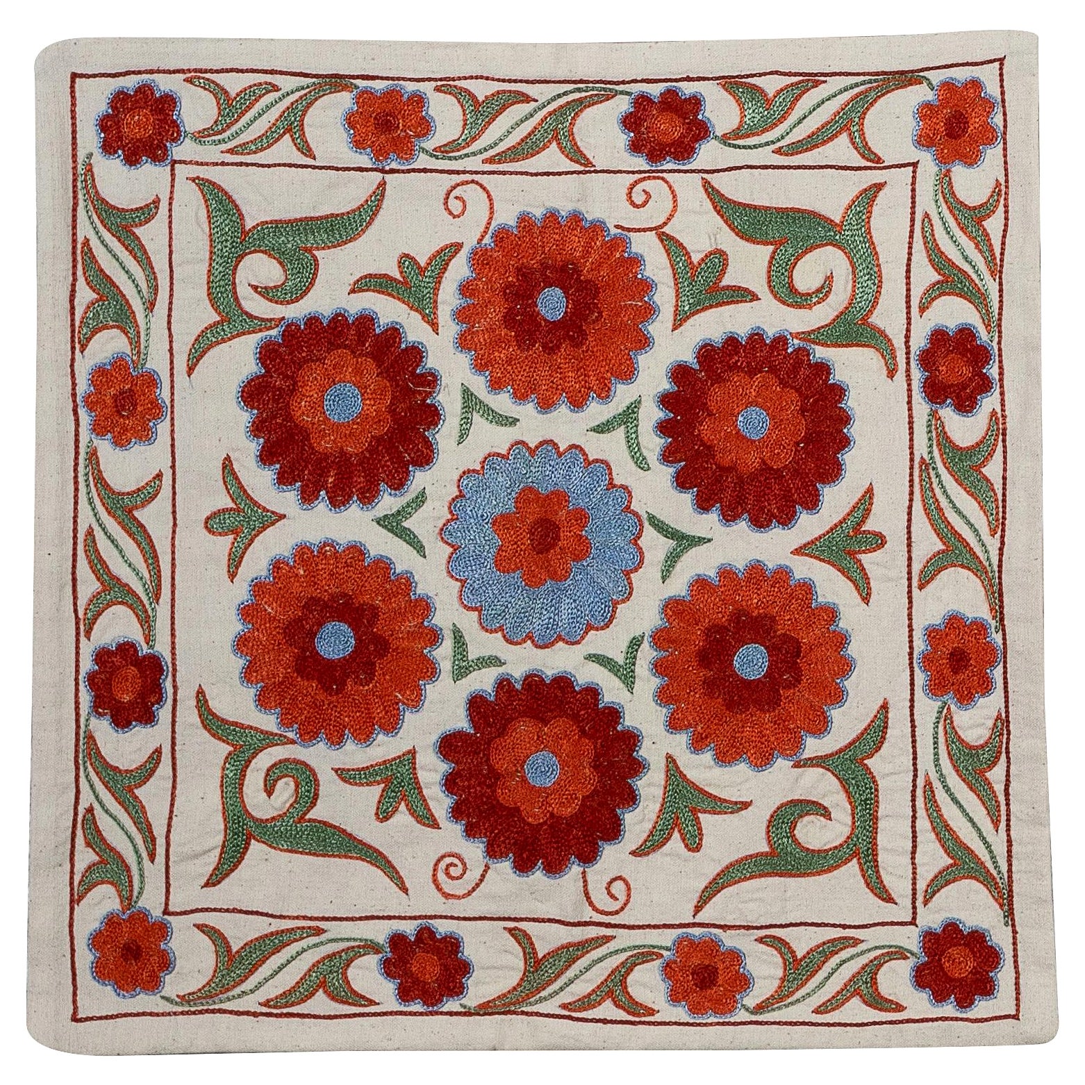 Coussin décoratif en tissu ouzbek Suzani, coussin en coton et soie brodé en vente