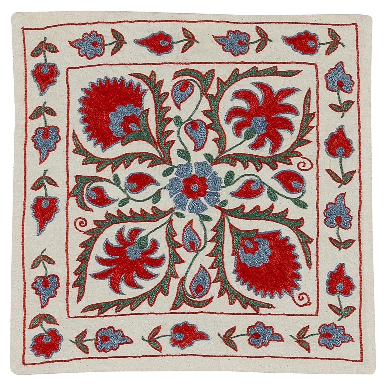 Coussin décoratif Suzani, coussin à broderie en soie crème, bleu, vert et rouge en vente