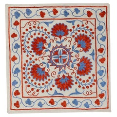 Revêtement de coussin en coton et soie brodé à la main de 18 po. x 18 po. en rouge, bleu et crème