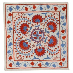  Revêtement de coussin en coton et soie brodé à la main de 18 po. x 18 po. en rouge, bleu et crème