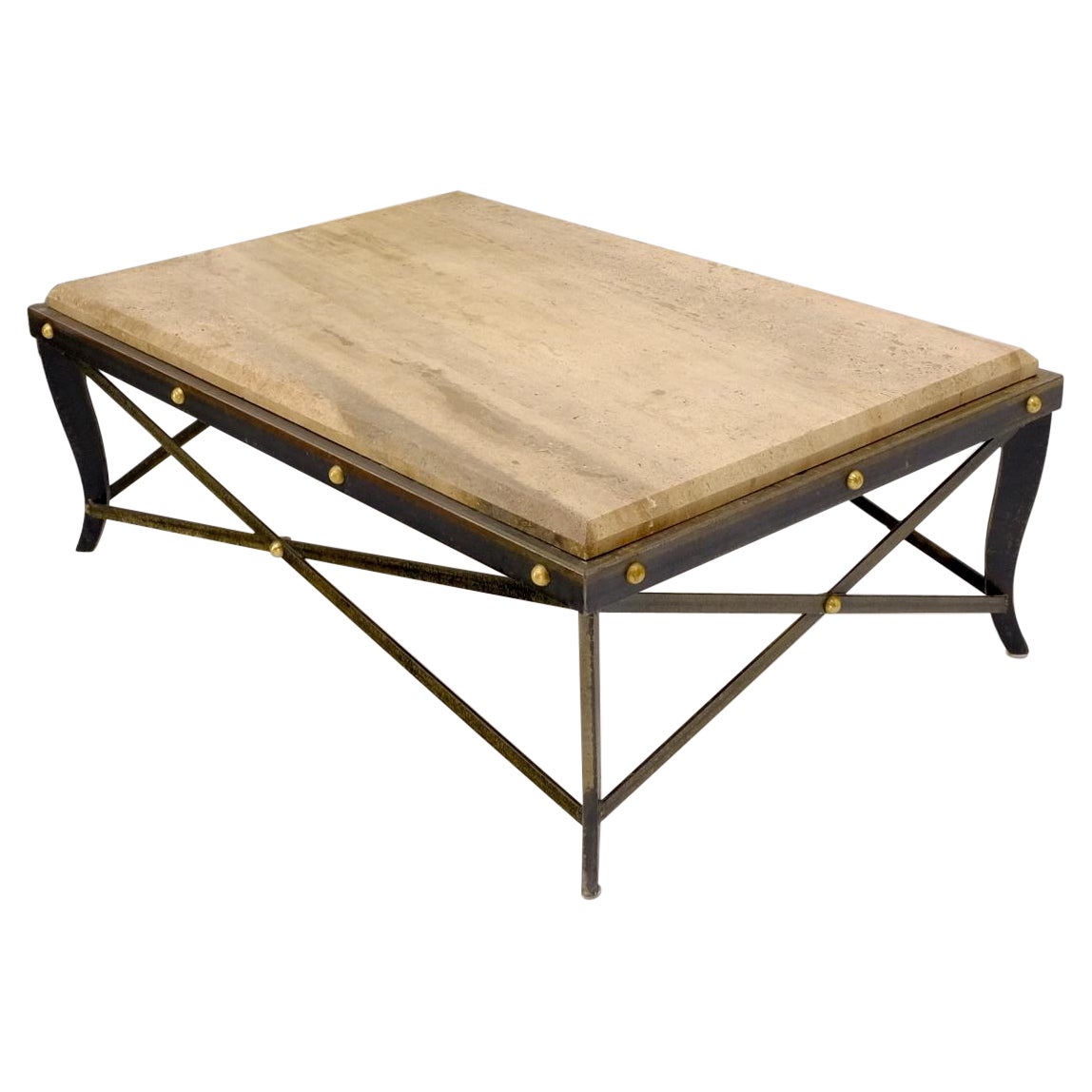 Table basse rectangulaire en acier et métal forgé avec base en X et plateau en travertin et clous en laiton en vente