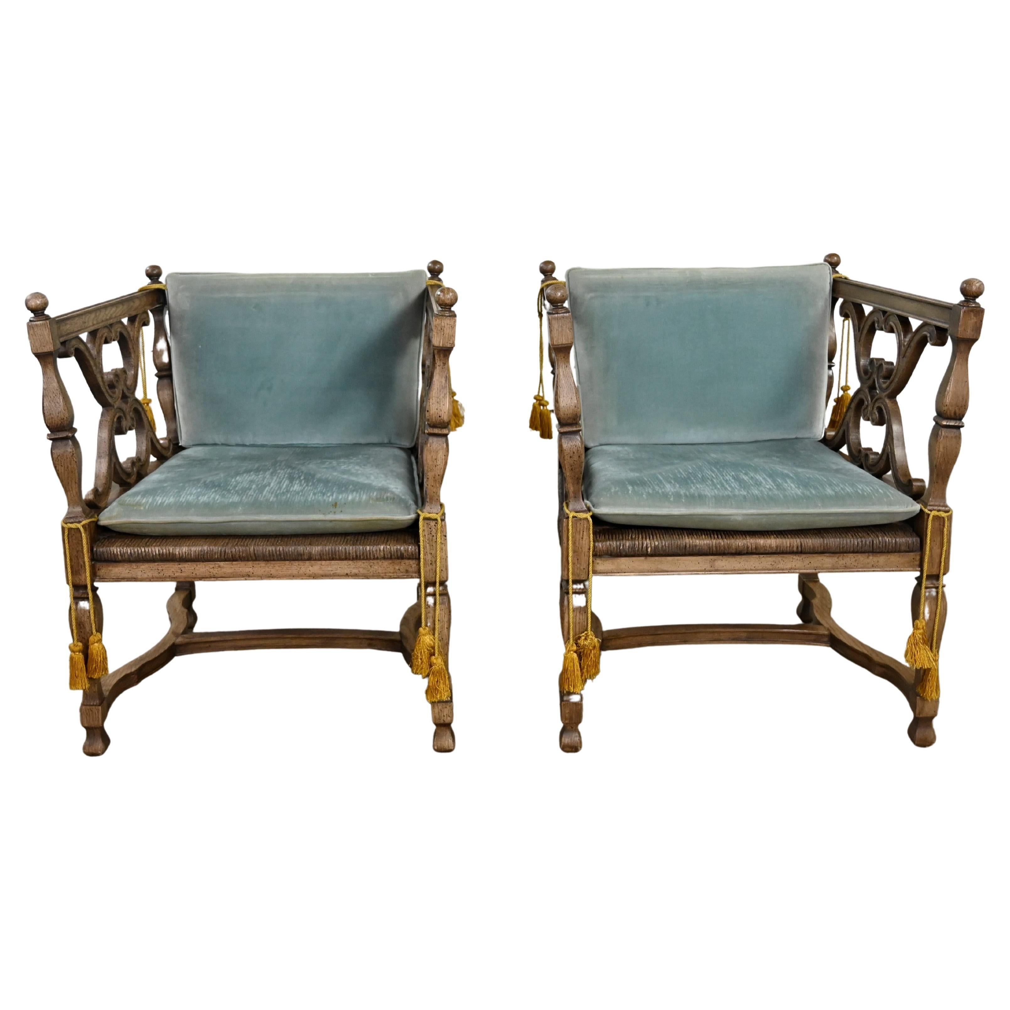 Paar Ceruse-Stühle im mediterranen spanischen Revival-Stil mit Binsensitz und blauen losen Kissen