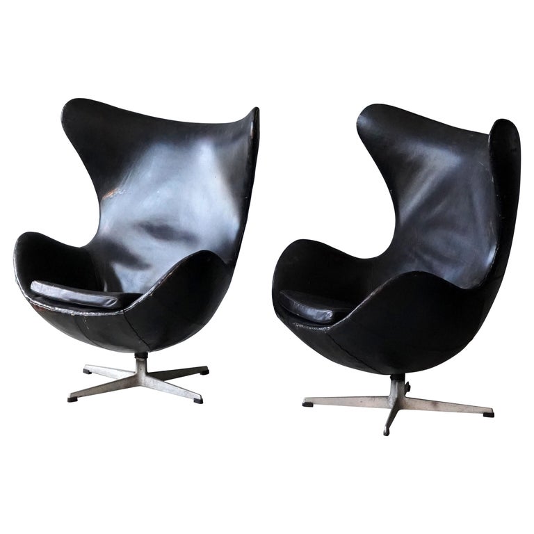 Arne Jacobsen, "Egg" Lounge Chairs, Black Leather, Fritz Hansen, Denmark, 1958 For Sale