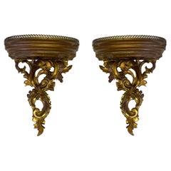 Supports muraux italiens en bois doré sculpté de style rococo avec galerie en laiton