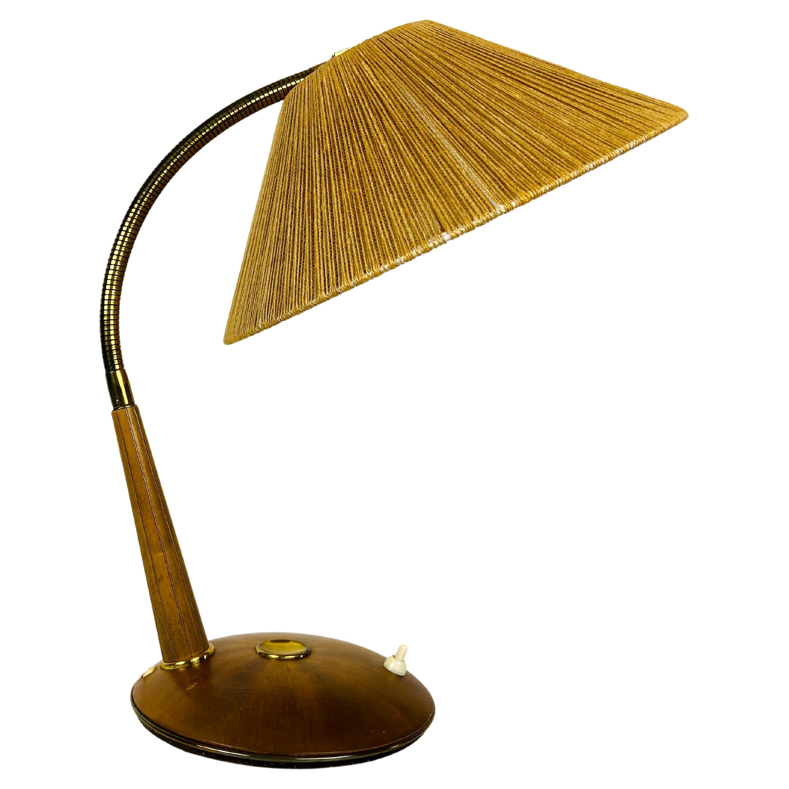 Lámpara de mesa de teca y ratán de mediados de siglo de Temde, circa 1970