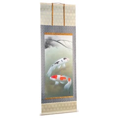 Magnifique peinture japonaise de poissons koï en soie, signée et conservée dans une boîte