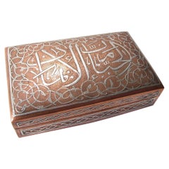 Boîte à bijoux en cuivre Damascened avec incrustation de calligraphie islamique en argent