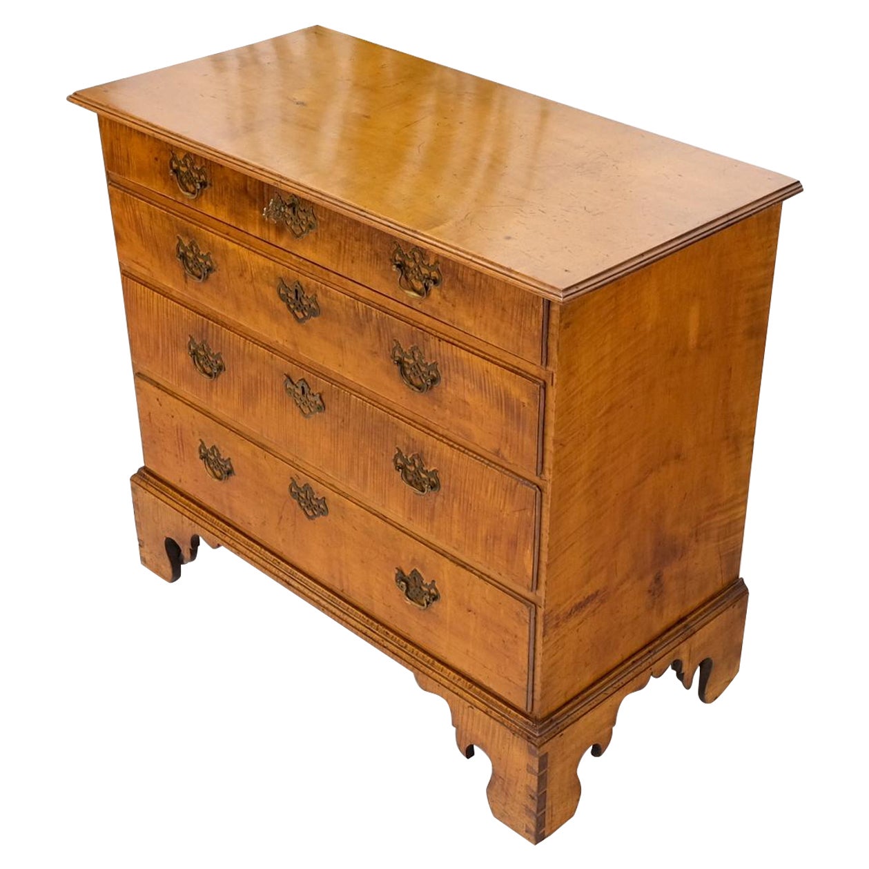 Ancienne commode à tiroirs de style Chippendale en érable tigré des années 1880 en vente
